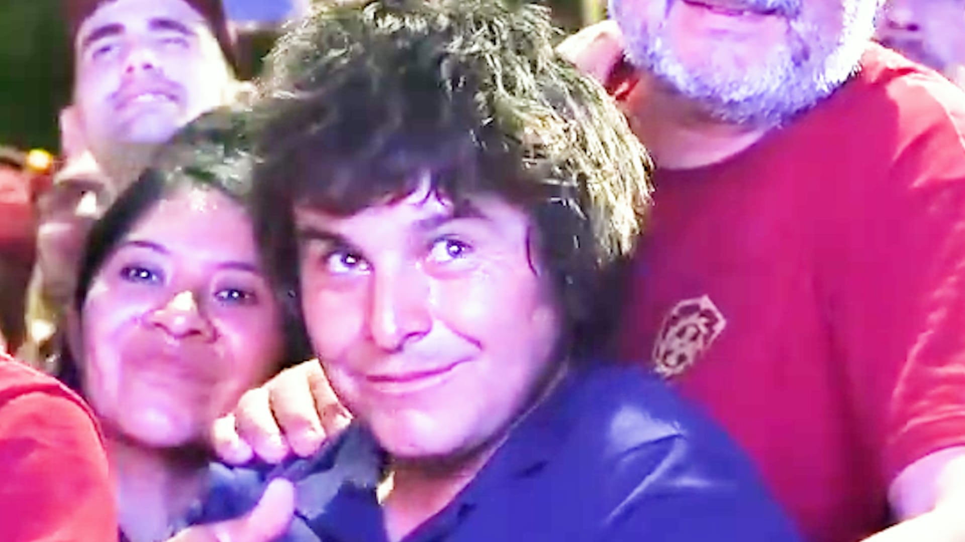 Pulgar arriba y gesticulando a cámara, el fanático de Milei captó la atención del Presidente por su parecido físico