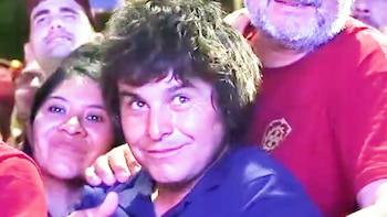 Pulgar arriba y gesticulando a