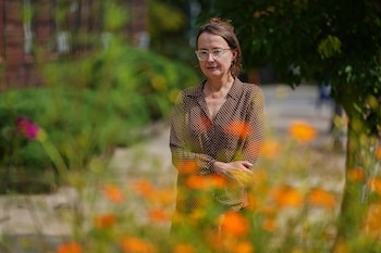 Emily Wilson, profesora de estudios clásicos de la Universidad de Pensilvania, posa para una fotografía en Filadelfia el miércoles 26 de agosto de 2026. (Foto AP/Matt Rourke)