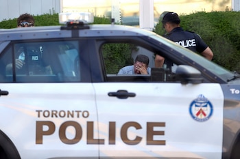 Un hombre reacciona mientras habla con la policía (REUTERS/Cole Burston/Archivo)