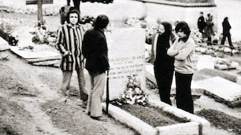 Tumba del poeta en España.