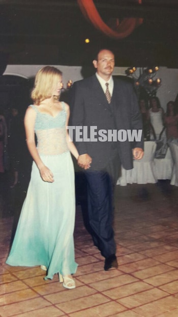 Alejandra Maglietti entrando al salón