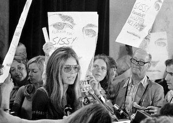 Gloria Steinem habla en una conferencia de prensa en Miami Beach durante la Convención Nacional Demócrata de 1972 (AP)