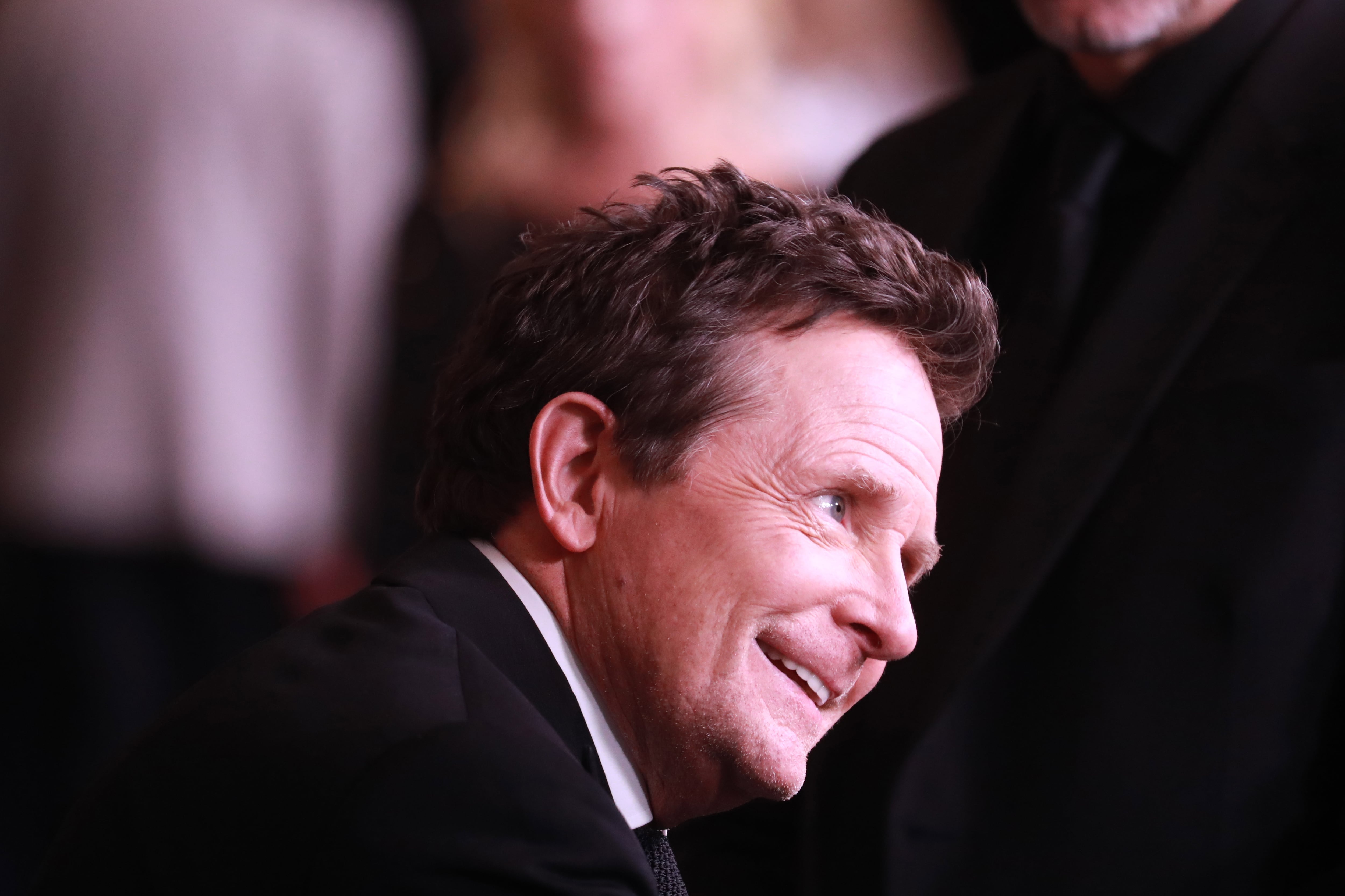 Michael J. Fox asistió a uno de los partidos de las finales en el Madison Square Garden (EFE/EPA/DAVID SWANSON)