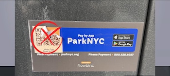 Un letrero adhesivo de ParkNYC muestra una cruz roja sobre un código QR despegado, junto a números de teléfono y logotipos de aplicaciones