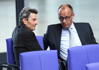 Merz, hoy canciller, y Mützenich, entonces jefe del bloque del SPD, en el Bundestag en abril de 2024. Hoy el SPD cogobierna con la CDU y Mützenich cuestiona la línea de Merz (REUTERS/Liesa Johannssen)