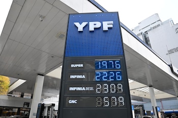 Primer plano de un cartel luminoso de una estación de servicio YPF que muestra los precios de la nafta Super, Infinia, Infinia Diesel y GNC