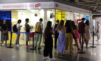 Varias personas hacen cola para adquirir sus tarjetas de transporte en la estación de Sol, en una imagen de archivo. (Europa Press)