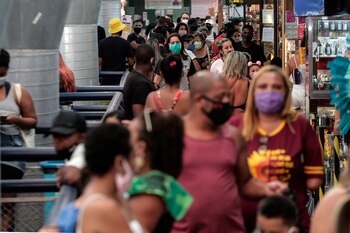 Cientos de personas deambulan este