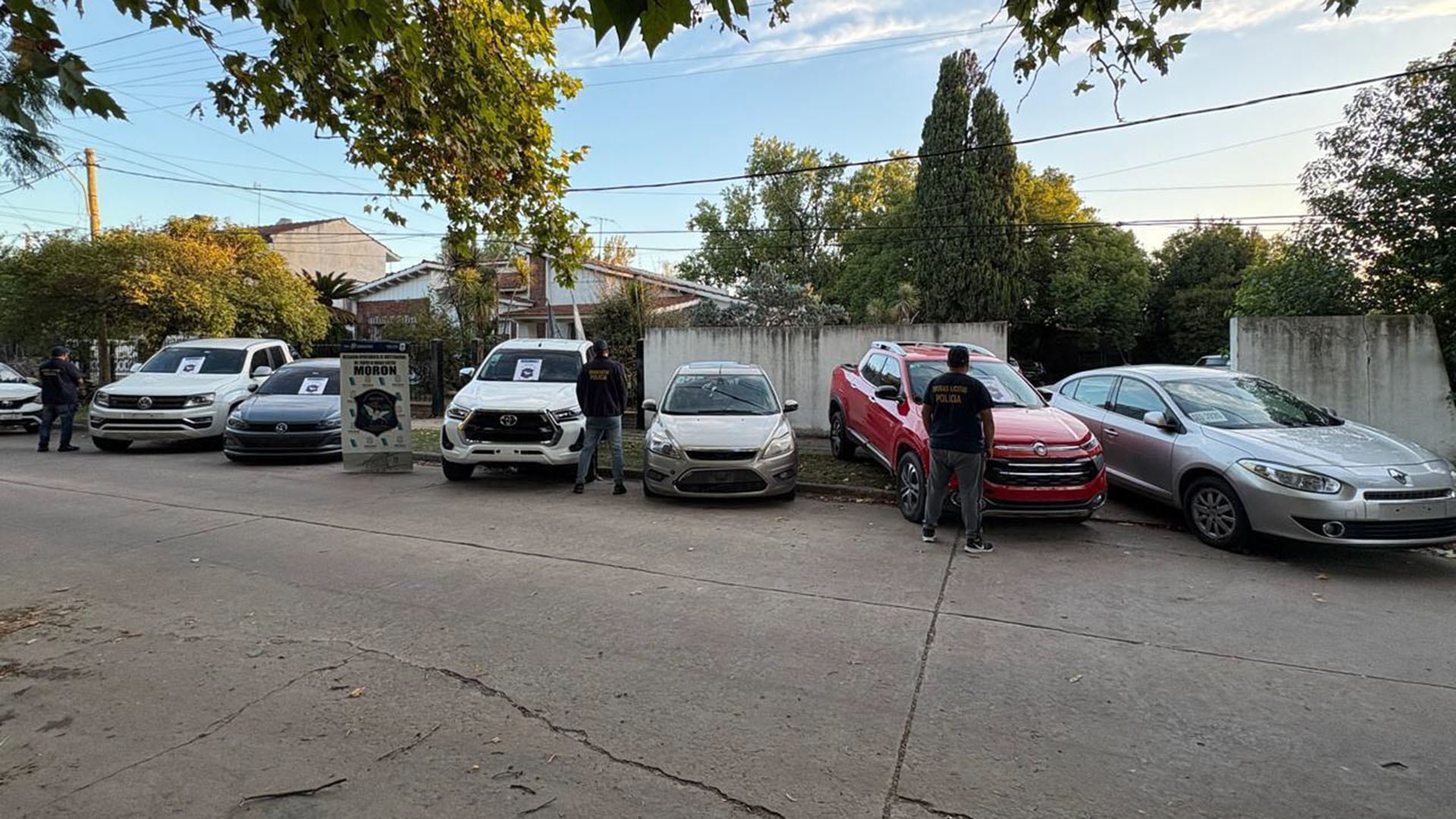 Algunos de los autos de lujo confiscados por personal de la Policía Bonaerense.