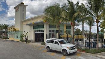 Cierre de restaurante frente al Hard Rock Stadium por insalubridad