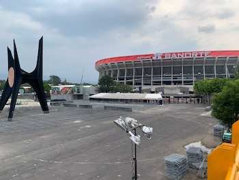La nueva franja roja con el nombre comercial 'Estadio Banorte' destaca visualmente en la parte superior del inmueble en la CDMX. (Foto: Raúl A. González/Infobae México)