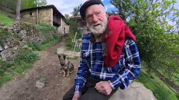 Solo, aislado y sin electricidad: Federico, un hombre de 94 años que vive en un pueblo abandonado de Asturias
