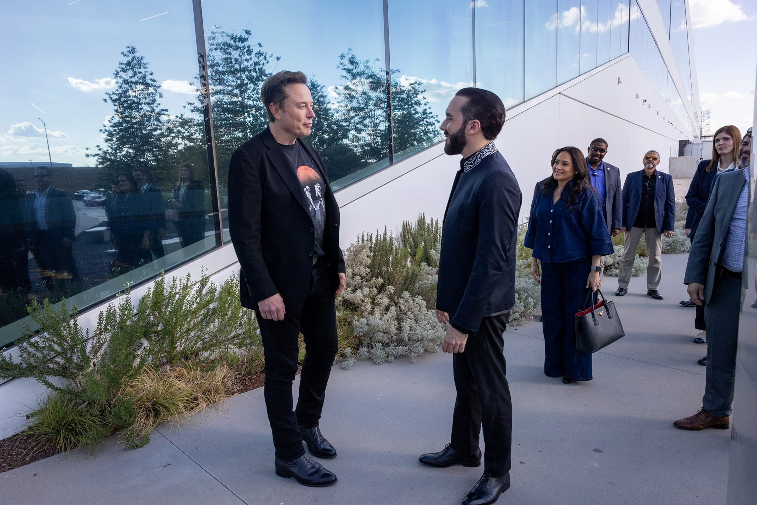 Elon Musk y el presidente de El Salvador, Nayib Bukel, dialogan en la fábrica de Tesla en Austin, Texas (Secretaria de Prensa de la Presidencia/Handout via REUTERS/Archivo)
