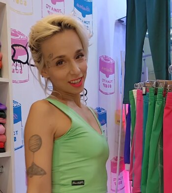 Jésica luce sus diseños y