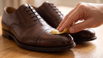 Frota una cáscara de papa cruda en tus zapatos y recupera el brillo sin crema