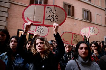 Las mujeres se manifiestan frente