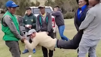 Comuneros castigan a regidor durante