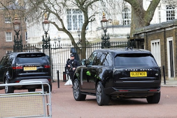 Un coche que transporta al