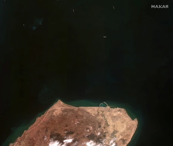 En esta imagen de satélite se ve el buque iraní cerca de la isla de Larak, en Irán (REUTERS)