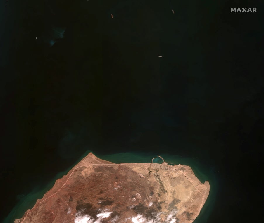 En esta imagen de satélite se ve el buque iraní cerca de la isla de Larak, en Irán (REUTERS)