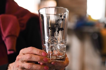 Shatto Milk Co. ofrece un vaso coleccionable con temática del Mundial (AP Foto/Nick Ingram).