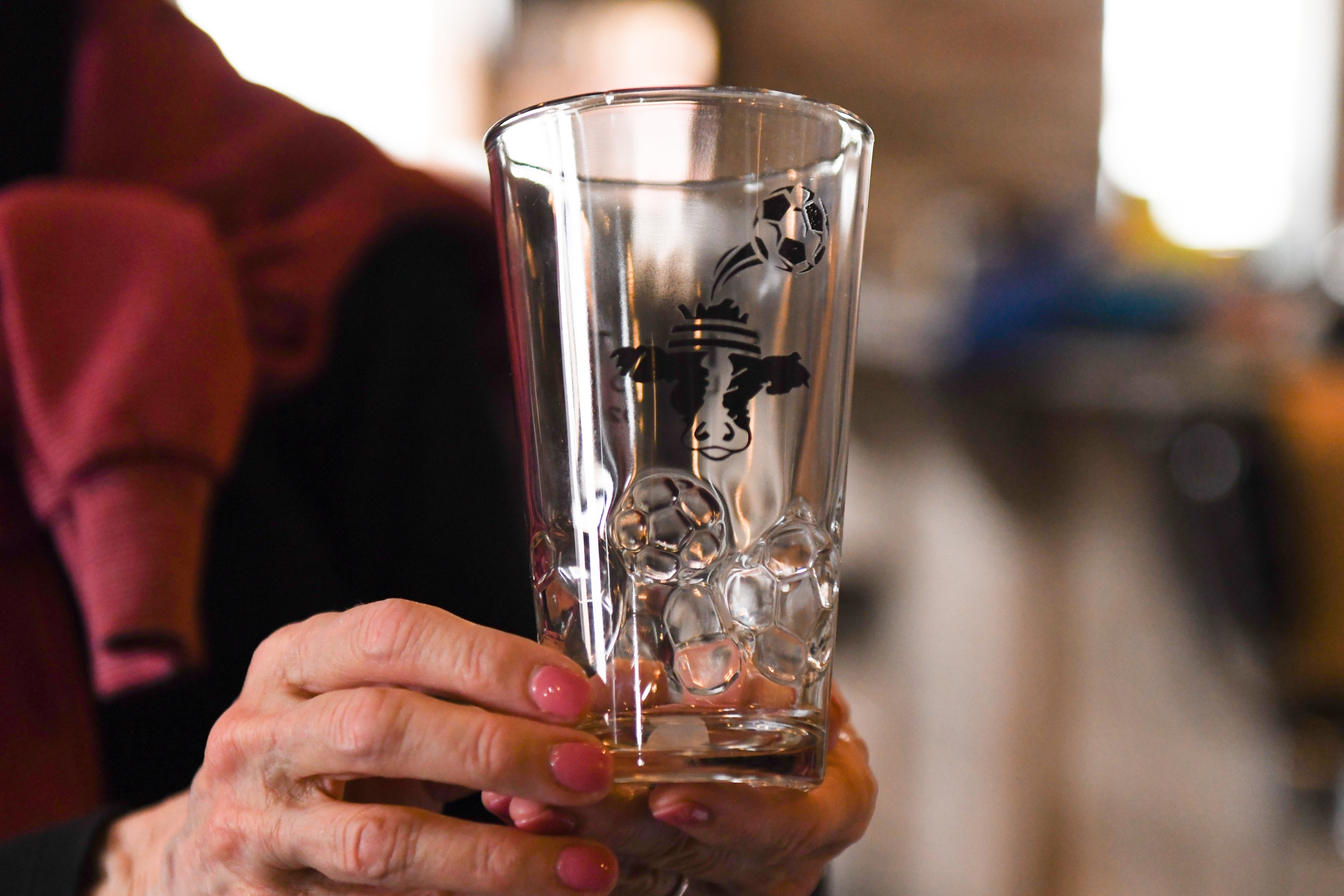 Shatto Milk Co. ofrece un vaso coleccionable con temática del Mundial (AP Foto/Nick Ingram).
