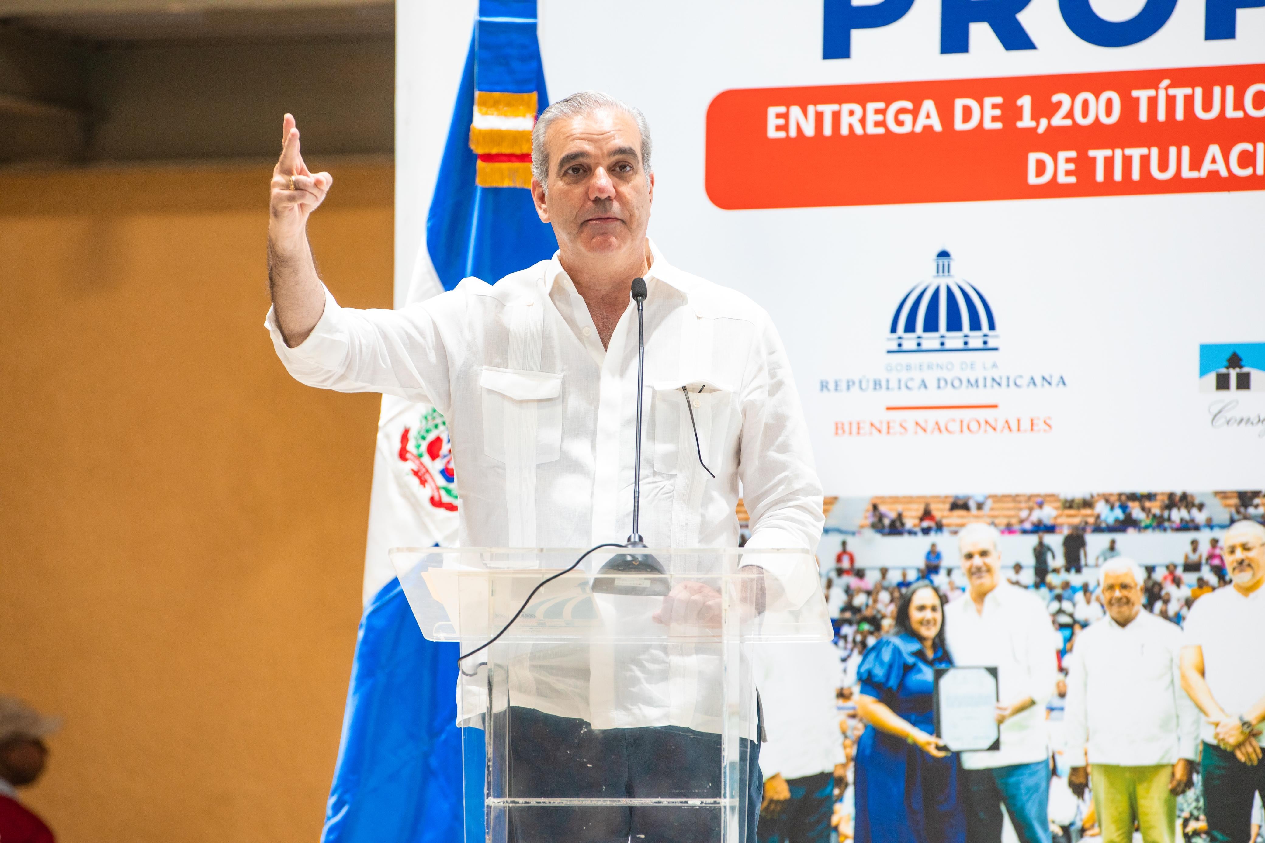 La acción forma parte de una política oficial para reducir desigualdades y regularizar propiedades ocupadas sin documentación en varias comunidades de San Cristóbal. (Cortesía: Gobierno de República Dominicana)