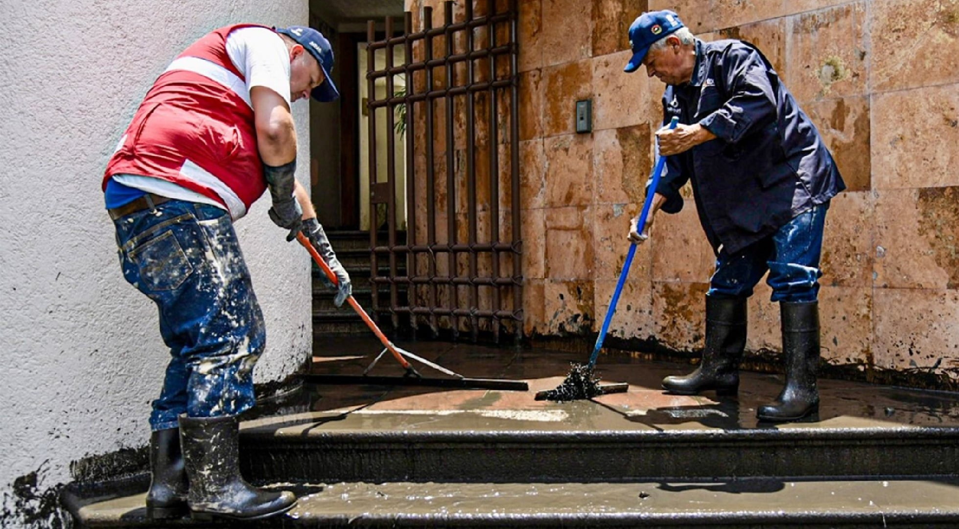 Limpia de casas en Huixquilucan derivado de las inundaciones causadas por lluvias de las últimas horas (Gob. Edomex)
