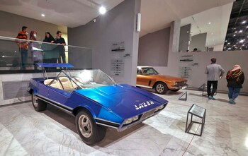 Un automóvil Panther Lazer de