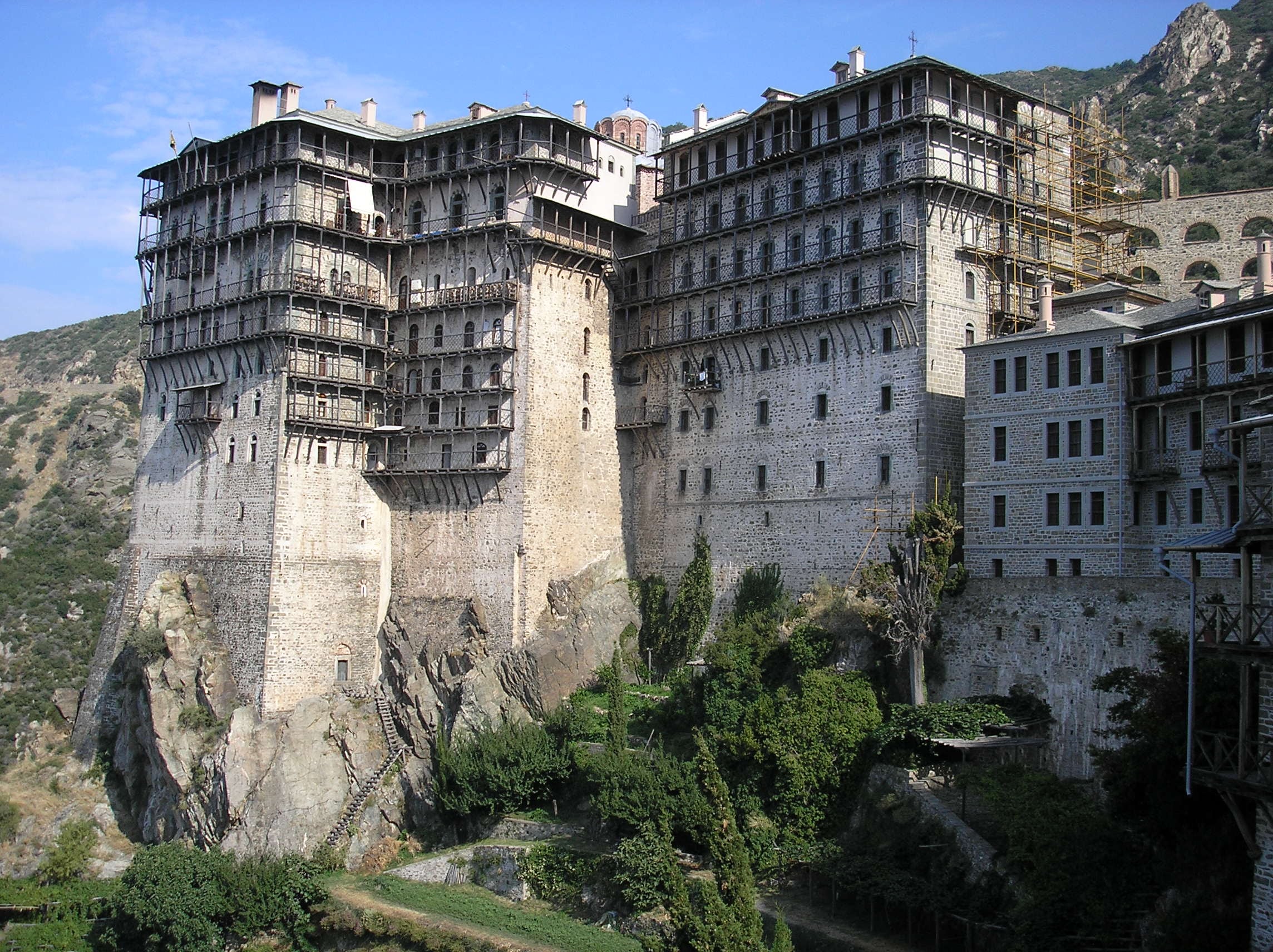 Gran anfiteatro esculpido en la roca caliza de la montaña Mokattam, abierto hacia el cielo (Wikipedia)