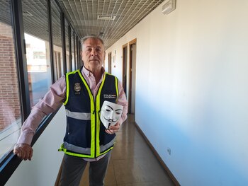 El policía Francisco Mangas posa