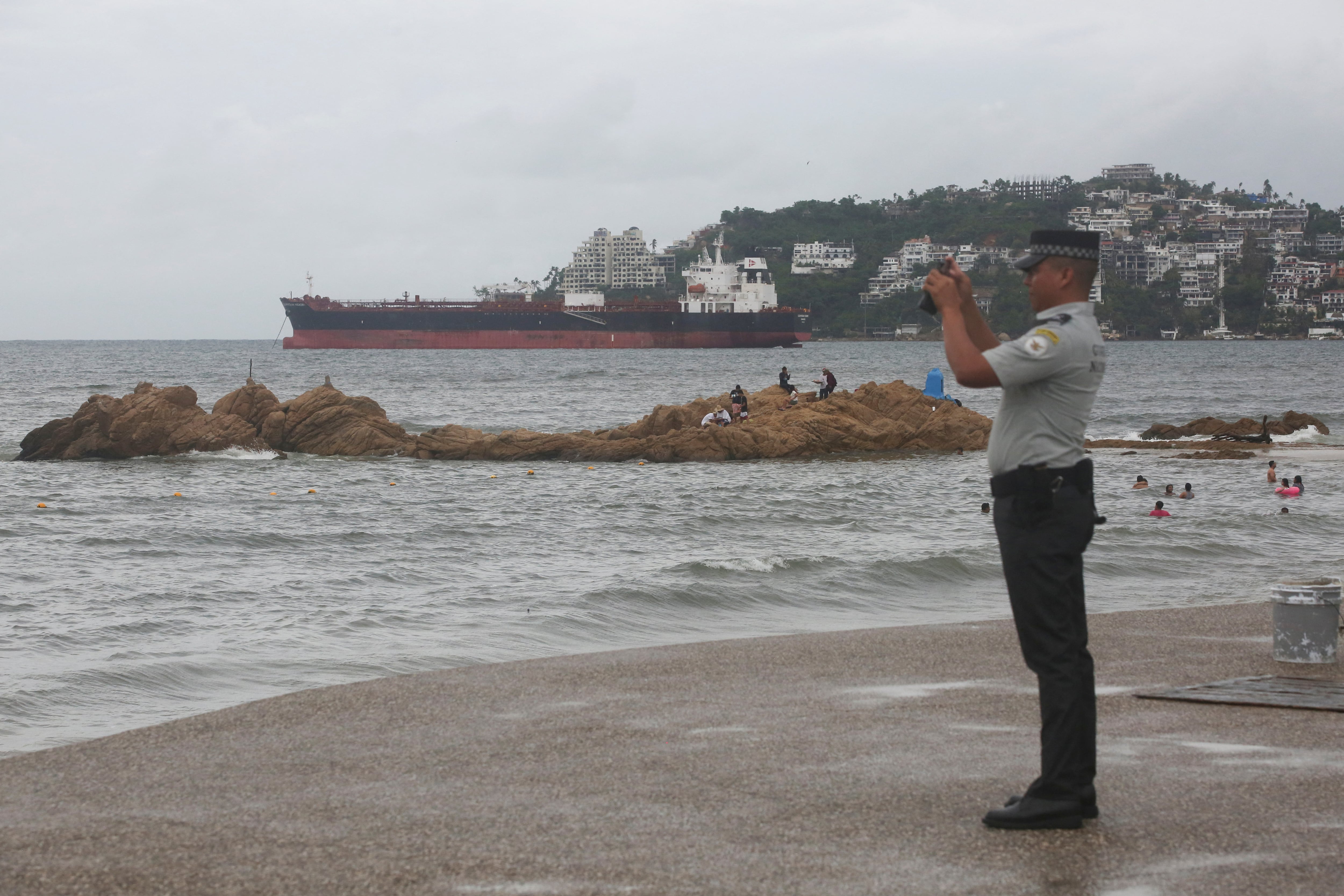 Costa de Acapulco en alerta frente a la llegada de Floussie. REUTERS/Javier Verdin