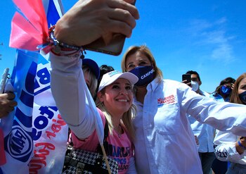 La gobernadora Maru Campos felicita a las madres de Chihuahua en el Día de las Madres con un mensaje especial en redes sociales. EFE/Luis Torres.