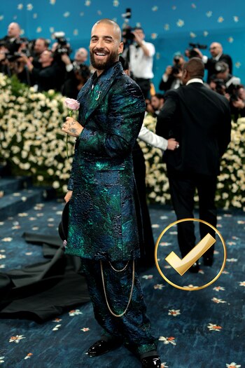 Maluma desfiló con un abrigo