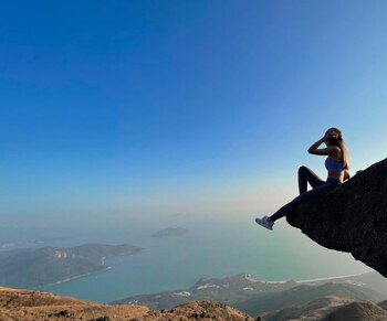 Murió al resbalar en una