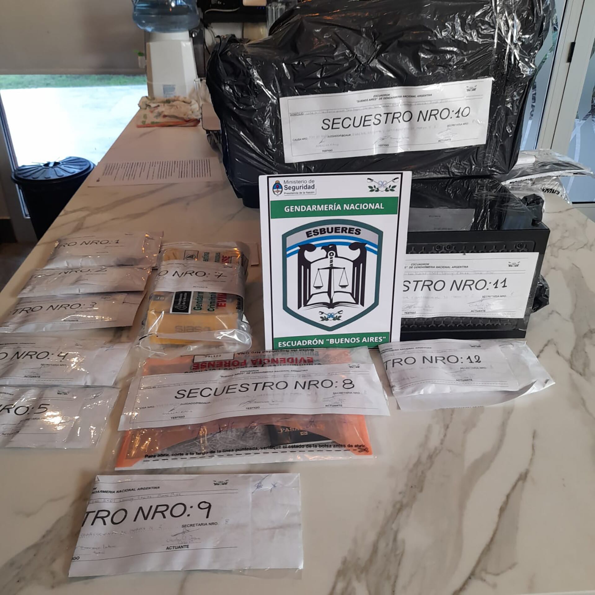 Personal de Gendarmería Nacional también secuestró documentación de valor para la causa, una importante cantidad de dinero en efectivo en distintas monedas y tres armas de fuego.