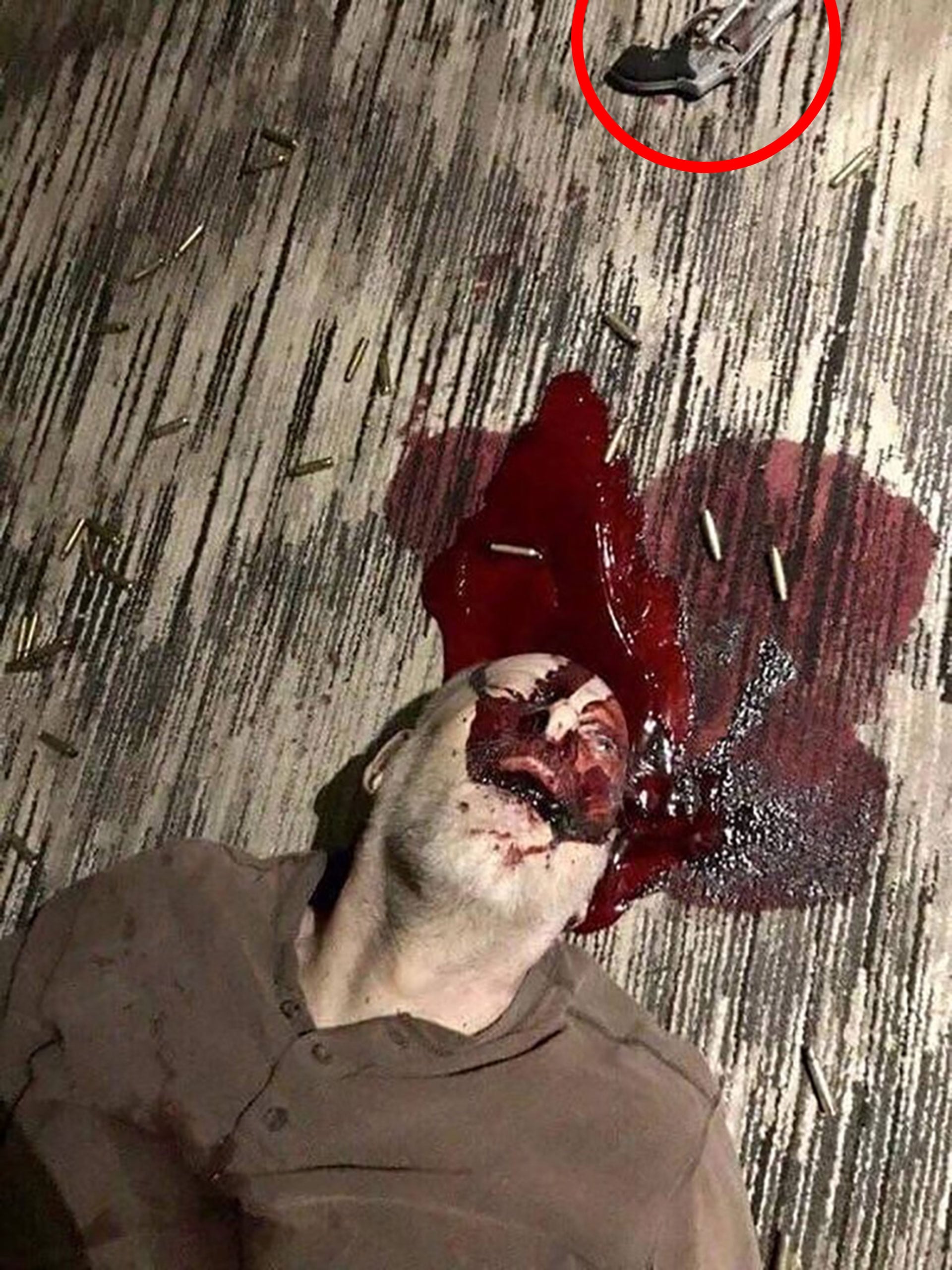 El cuerpo de Stephen Paddock como fue hallado por la policía luego de que se suicidara