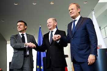 Emmanuel Macron, Olaf Scholz y Donald Tusk se reunieron este viernes (REUTERS/Annegret Hilse)