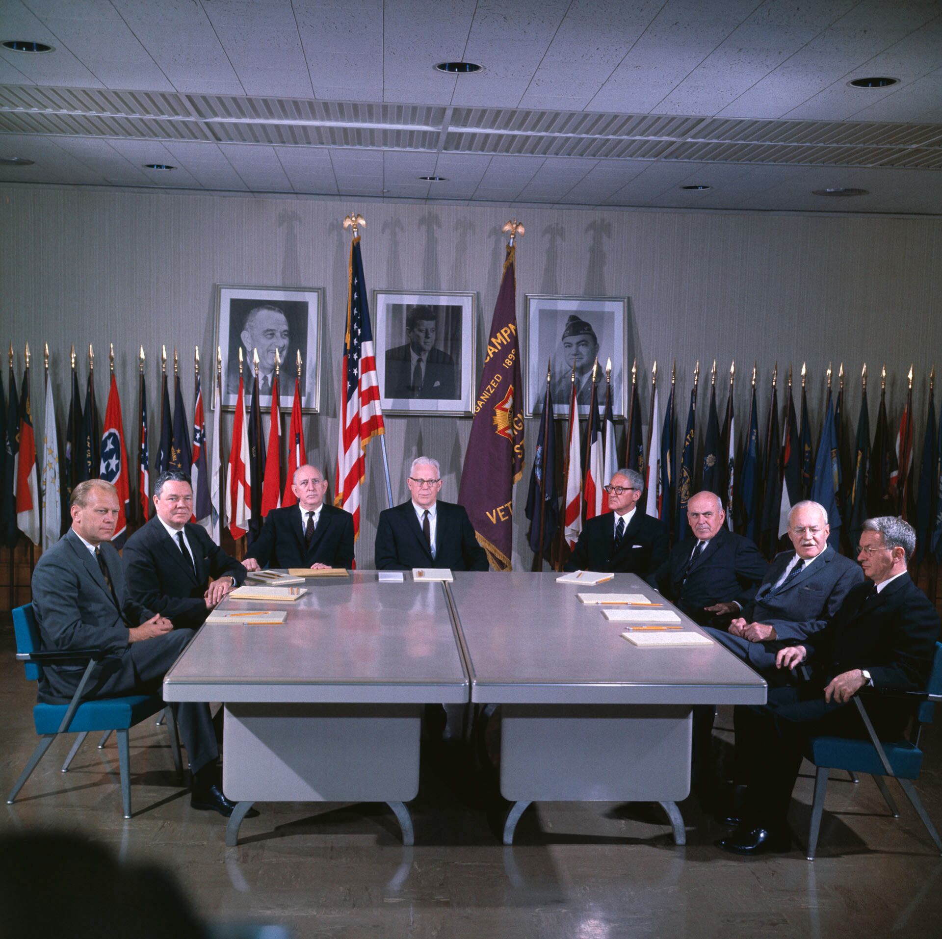 Miembros de la Comisión Warren, creada para investigar el asesinato del presidente John F. Kennedy. De izquierda a derecha: Gerald R. Ford; Hale Boggs; Richard B. Russell; Earl Warren; John S. Cooper; John J. McCloy; Allen W. Dulles; y J. Lee Rankin, asesor principal