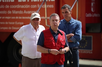 Pedro Sánchez y Emiliano García-Page visitan el Puesto de Mando Avanzado por el incendio de La Mierla. (Alejandro Martínez Vélez/Europa Press)