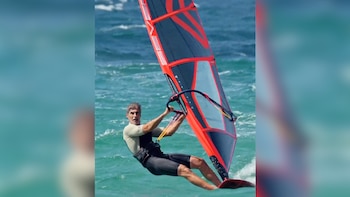El refugio gaditano de Jorge Fernández este verano: en una de las mejores playas para hacer windsurf por cruzarse los vientos de levante y poniente