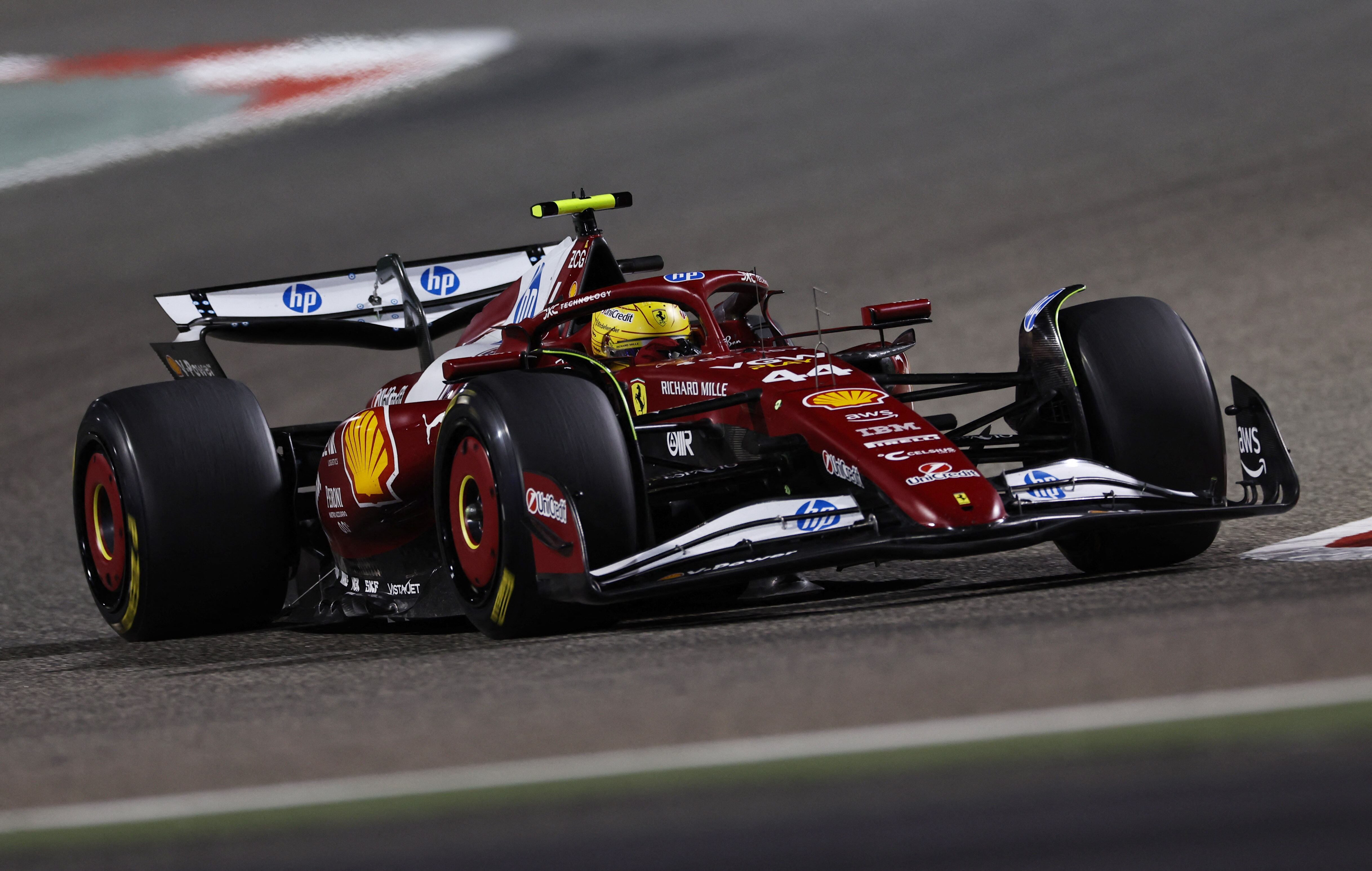 Después de varias temporadas con Mercedes Benz, el heptacaméon del mundo Lewis Hamilton iniciará una nueva etapa en su carrera con la escudería Ferrari (REUTERS/Hamad I Mohammed)