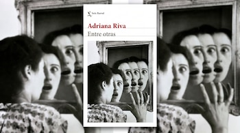 Portada del libro Entre otras de Adriana Riva con una fotografía en blanco y negro de una mujer frente a un espejo.