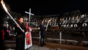 Papa recupera gesto histórico y cargará personalmente la cruz en el Coliseo. (Foto: X/@vaticannews_es)