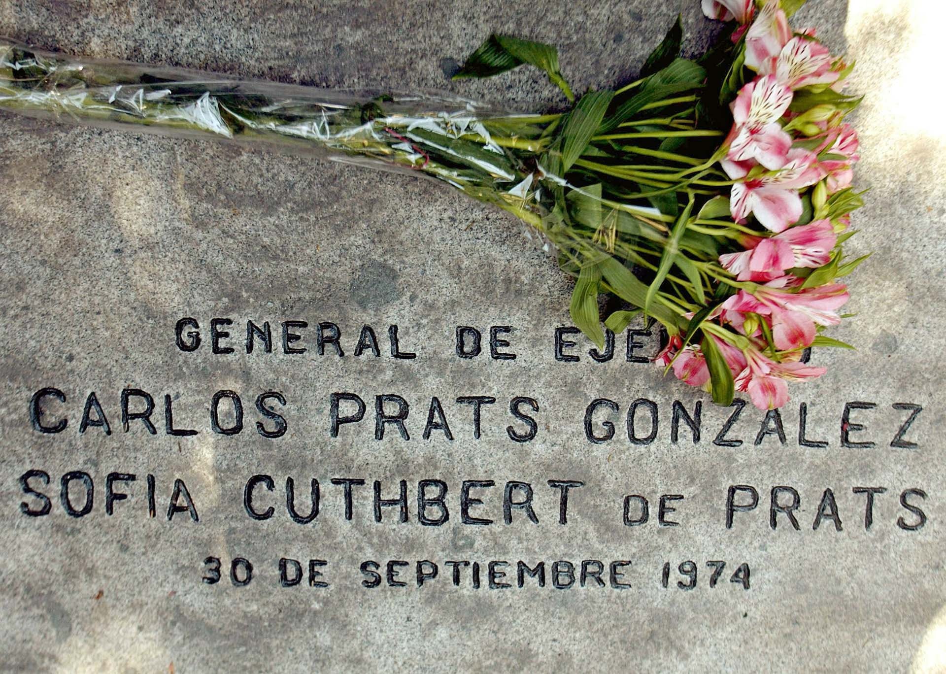 La tumba de Carlos Prats y su esposa Sofía Cuthbert en el Cementerio General de Santiago (AFP /Victor Rojas)