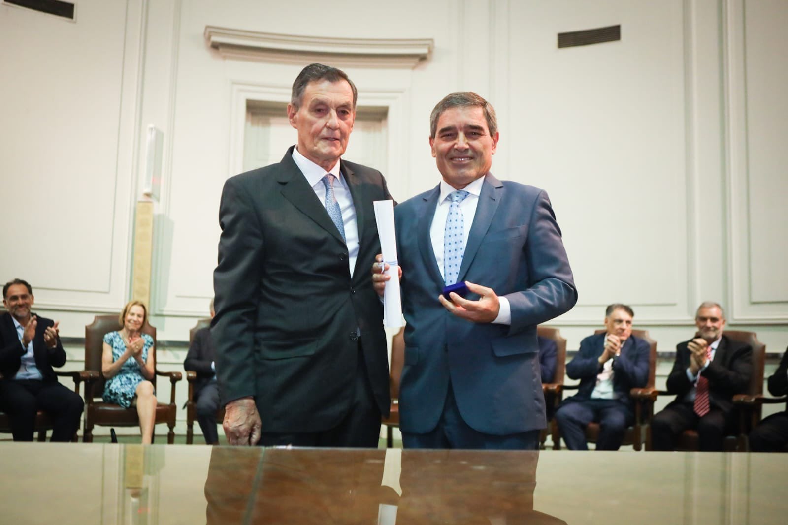 Fernán Quirós fue incorporado como miembro titular de la Academia Nacional de Medicina en 2025