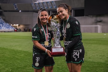 Alesia García (#24) sumó un nuevo título a sus vitrinas con el trofeo Kupa. Crédito: Instagram Alesia García.