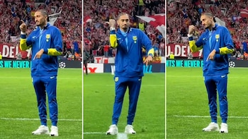 Los polémicos gestos de Raphinha a los fanáticos del Atlético de Madrid tras la eliminación del Barcelona de la Champions