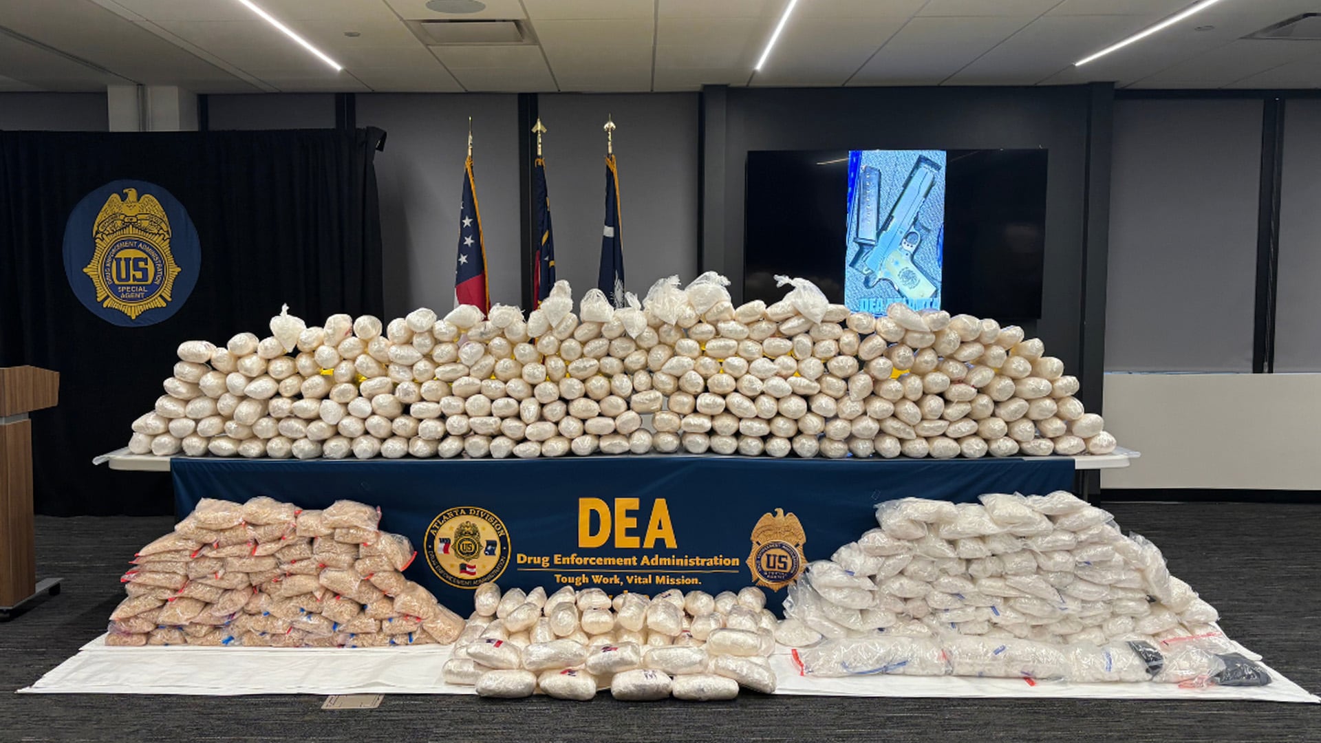 Las autoridades estadounidenses incautaron toneladas de drogas y activos valuados en millones. (DEA)